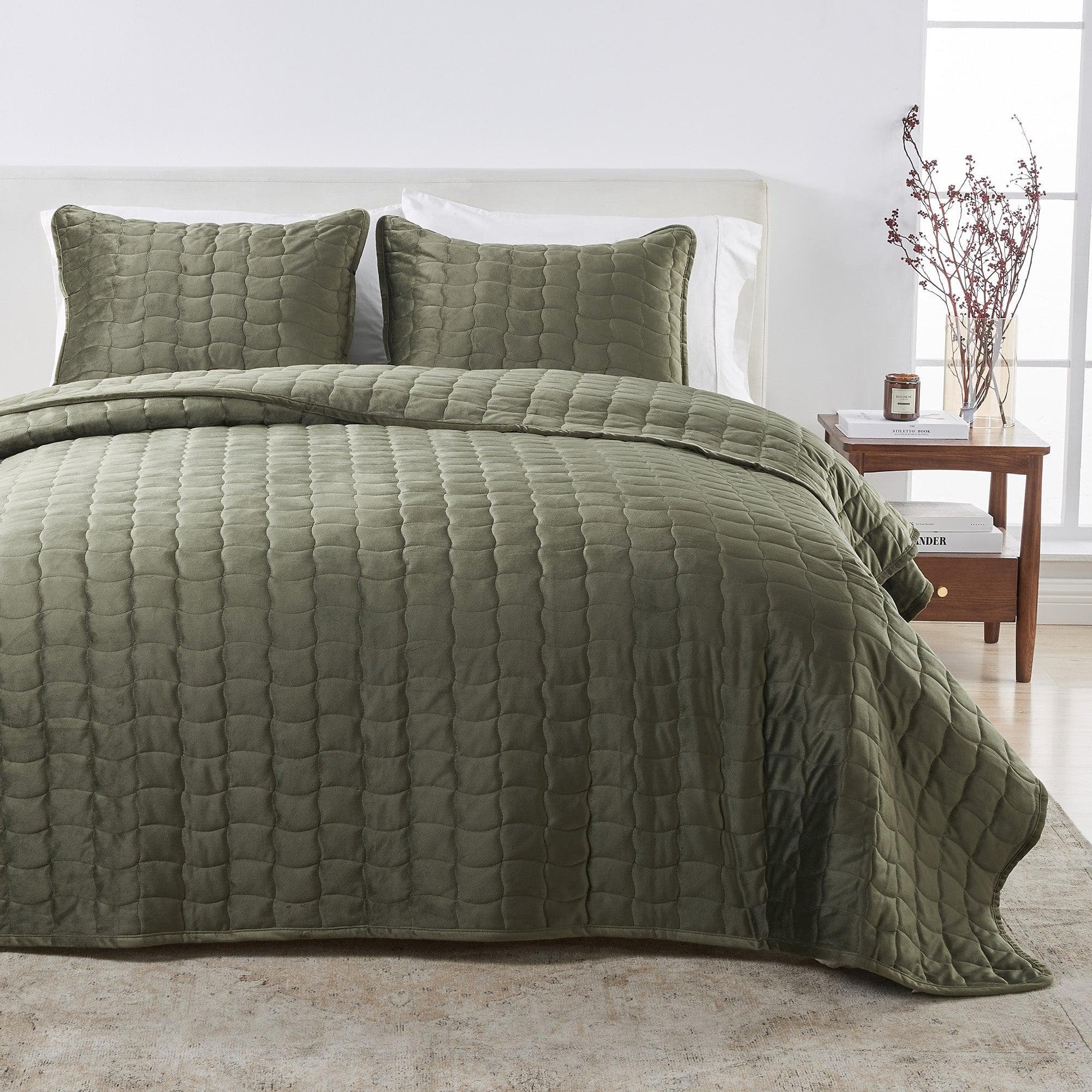 Stitched Quilt Set